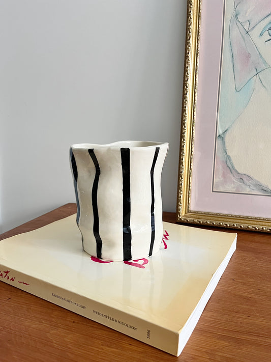 Vase en céramique irrégulier à rayures